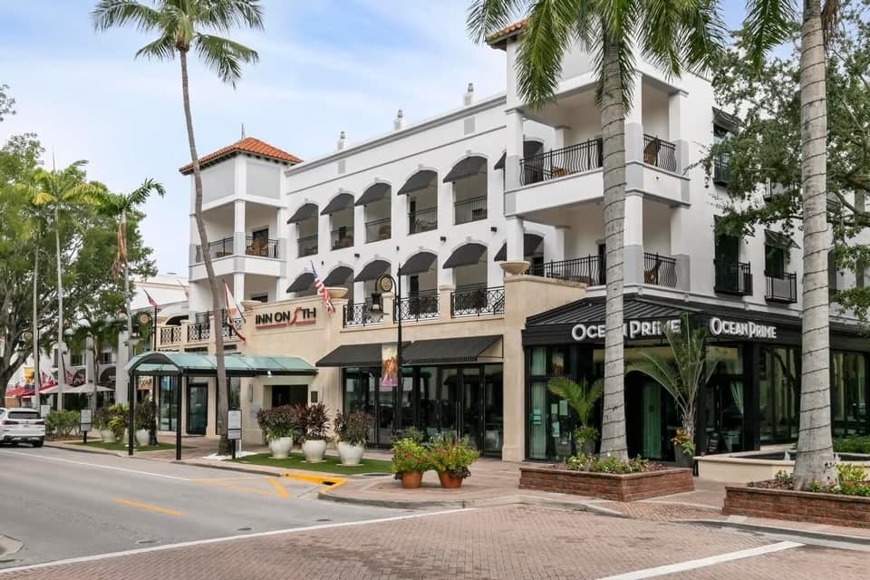 Market Report April 2023 - Naples