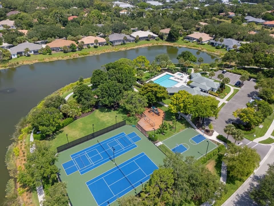 Market Report April 2024 - Naples