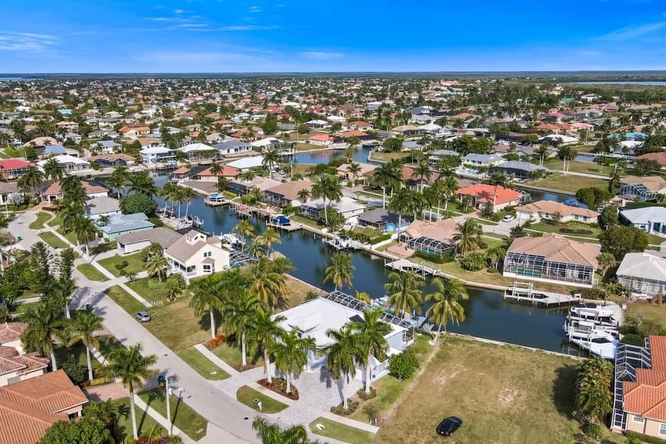 Market Report March 2025 - Naples