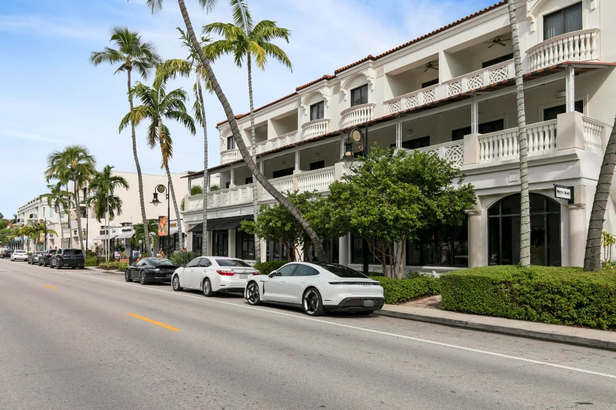 Condo or Single-Family Home in Naples: Which Fits Your Lifestyle?
